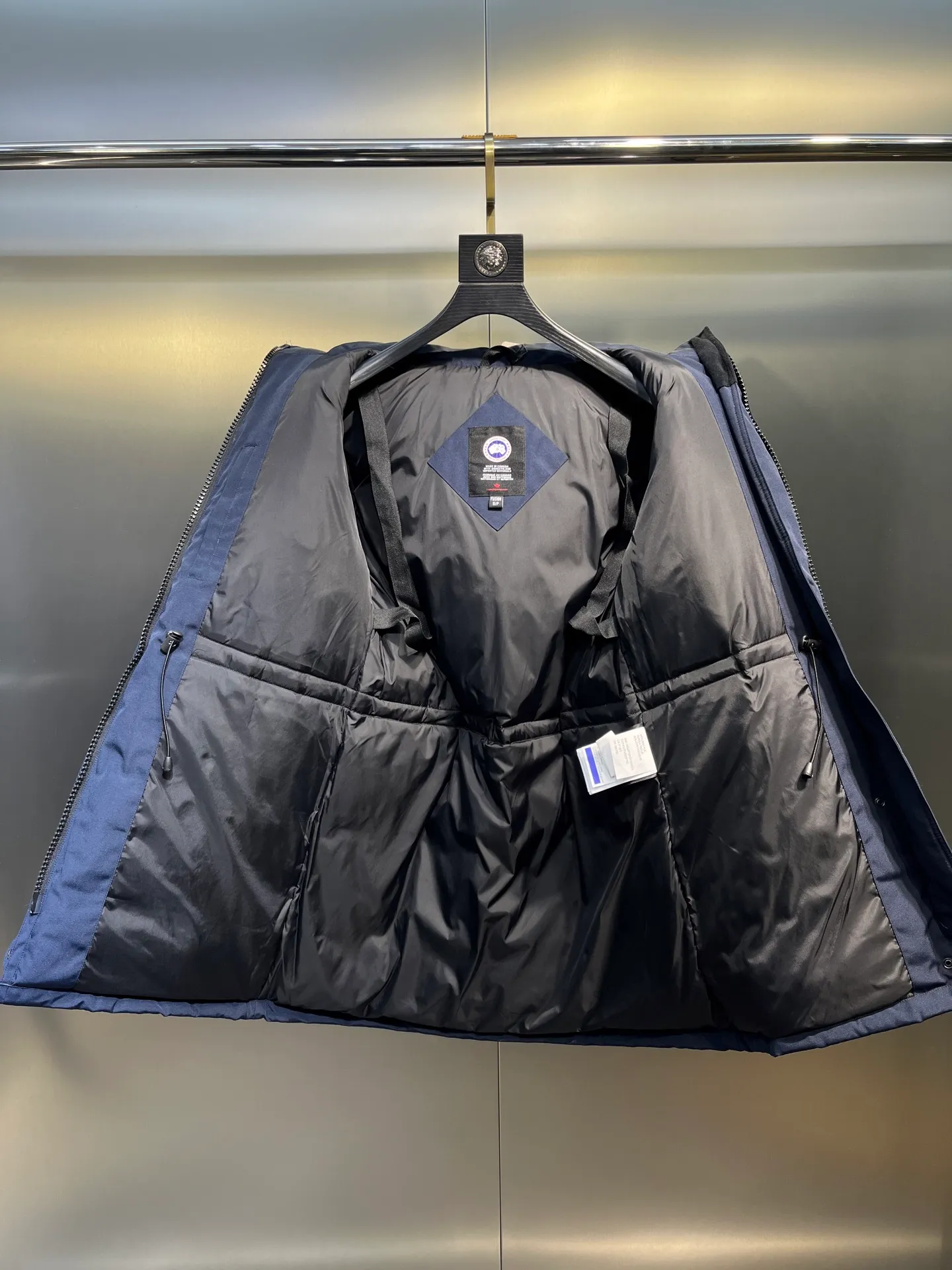 P840 Canada goose🌟 Canada Goose 07 models All in stock, 6 colors, I will never stop stocking this winter All original factory customization All details strictly required have been corrected since the beginning of this year Detachable fur collar! The workmanship and wiring are very straight! A big goose is enough for a winter. Size: 1. 90% white duck down from a conscientious manufacturer (some people brag about their own goose down, please search it on your own. Goose down is warmer and less fluffy than duck down, so good down jackets are all white duck down. There is no such thing as white goose down) 2. Upgraded fabrics with moderate hardness, waterproof, windproof and anti-fouling (Arctic Tech fabrics imported from South Korea are not comparable to fabrics dyed by some small workshops) 3. YKK No. 10 authentic zippers (Japanese customized YKK zipper, silky smooth, not stuck, officially designated) 4. Western Canadian wolf hair (Wolf hair is divided into eastern, central, and western. Western wolf hair is light in color, dense, and has good thermal insulation effect. It is the genuine Canada Goose grade) Let’s analyze and explain some details of the production 1. First, sew the liner and then fill it with down (some small factories and small workshops first fill it with down and then sew) Why? The technology is not up to par and the hardware conditions are not enough! ! ! For this step alone, we need to spend more time and money. 2. Filling the inner tank with down. We are all down filling machines to ensure that the down weight of each pill is the same. There is a video (small factory, small workshop is stuffed by hand). Why? The hardware conditions are not enough. A machine costs more than 100,000 yuan. Small factories simply cannot buy it. This means that the weight of the down in each liner cannot be guaranteed, and the warmth of high-end down jackets cannot be guaranteed. 3. For the needles of the sewing machine, we all use the top-notch No. 7 needles (small factories all use No. 10 needles). The finer the needle, the finer the needle eye, which reduces the risk of velvet and velvet running. 4. Wolf fur collar We are all spliced in whole or in large pieces (small factories mostly use broken pieces) The warmth retention of wolf fur is very good, but the splicing of scraps cannot guarantee the warmth. Color: Black, white, gray camouflage, sci-fi blue camouflage, green camouflage, sky blue, dark blue, cool gray, red. Professional Canada goose producers, we are enough this winter! We would like to sincerely thank everyone who buys our down jackets!  size：xs-xl